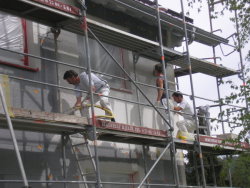 Maler Butscher beim auftragen des Aussenputzes
